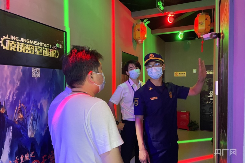 电竞比赛：赛场上的光影交错